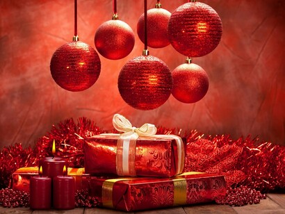 Bolas y regalos de Navidad