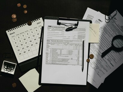 Documentos fiscais. Por outro lado, a articulação com os sistemas de apoio ao setor agrícola é igualmente relevante. Em Portugal, o registo de parcelas agrícolas no sistema do Instituto de Financiamento da Agricultura e Pescas (IFAP) é condição obrigatória para o acesso aos apoios da Política Agrícola Comum (PAC). No entanto, muitas dessas parcelas encontram-se registadas sem correspondência clara no cadastro predial ou nos registos notariais. Esta discrepância entre os dados do IFAP e os registos oficiais de propriedade gera constrangimentos no acesso aos subsídios e dificulta o planeamento agrícola a longo prazo