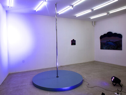 Eliana Quilla, Te busco, noche, vista de exhibición. Cortesía de Linse Galería