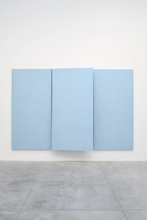 Converging trajectories: Ettore Spalletti meets Gino De Dominicis and Franz West, exhibition view. Courtesy of Vistamare