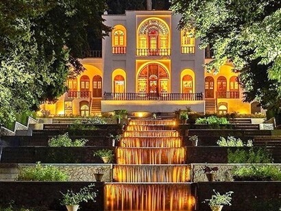 Le piante e i colori nei giardini persiani sono scelti con cura per simboleggiare vita, prosperità e spiritualità, come il cipresso eterno e il melograno rigoglioso. Giardino Shahzade, Kerman Mahan, Iran