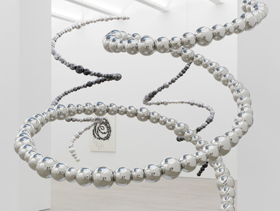 Jean-Michel Othoniel, View of the exhibition “Dark Matters” at Perrotin New York. Jean-Michel Othoniel / ADAGP, Paris 2018. Photo: Guillaume Ziccarelli