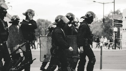 Grupo de policías avanzando