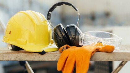 Occhiali protettivi, casco antinfortunistico, cuffie antirumore 