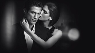 Una mujer se rinde a los encantos de su seductor acompañante