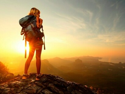 Disfrutando del atardecer desde la cima de una montaña