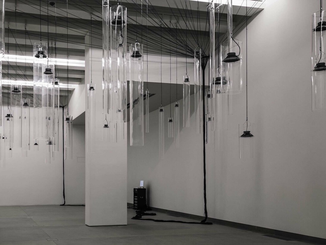 Roberto Pugliese, Emergenze acustiche, 2013, plexiglass, speakers, cavi audio, cavi in metallo, computer, software, composizione audio, Courtesy Tenuta dello Scompiglio, Capannori (LU), ph. Guido Mencari. 