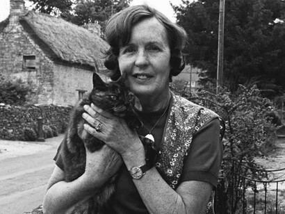 Barbara Pym en el exterior del Barn Cottage