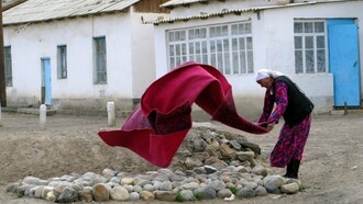 La pratica quotidiana della pulizia dei tappeti lungo la Pamir Highway