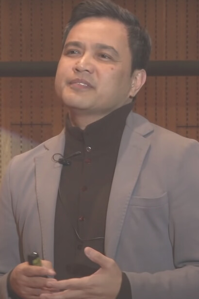 Don Dioko delivering a TED talk, 2017