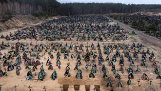 Cementerio en Irpin, Ucrania, donde yacen algunas de las víctimas de la guerra con Rusia