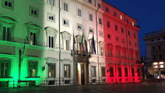 Roma, il Palazzo Montecitorio, sede della Camera dei Deputati della Repubblica Italiana e del Parlamento italiano riunito in seduta comune, illuminato con il tricolore