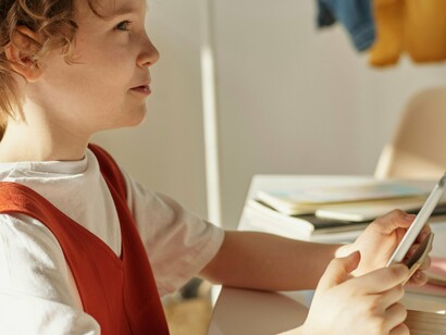 Garoto brinca com game educativo. Outro benefício importante dos jogos no ensino é o seu potencial para desenvolver habilidades sociais e emocionais. Muitos jogos, especialmente aqueles que envolvem colaboração ou competição, ajudam as crianças a aprender a trabalhar em equipe, comunicar-se de forma eficaz e lidar com situações de estresse ou frustração. Essas habilidades são essenciais para o sucesso acadêmico e, mais tarde, para a vida profissional