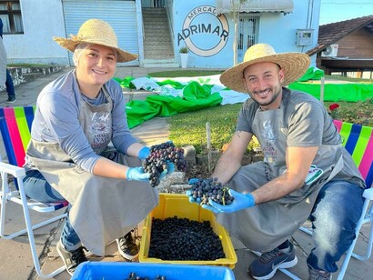 Adicionam-se ao arrobe frutas cortadas grosseiramente, cozinhando-se lentamente até alcançar o ponto estrada, obtendo-se uma espécie de marmelada de uva