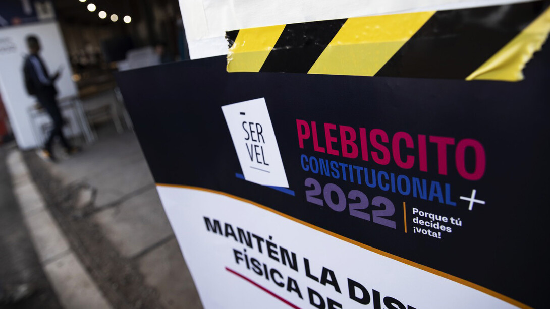 Cartel del Servel (Servicio Electoral de Chile) en un centro de votación de Chile durante el plebiscito del pasado 4 de septiembre de 2022