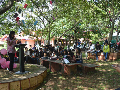 Poetisa leyendo sus poemas. Poesía Pura, un evento de poesía en la Universidad de Goa 2017, India