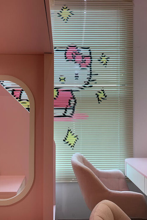 Al conmemorar el 50 aniversario de Hello Kitty, esta vibrante habitación rosa sirve como un acogedor homenaje al espíritu de inclusión y amistad que sigue resonando en todo el mundo.