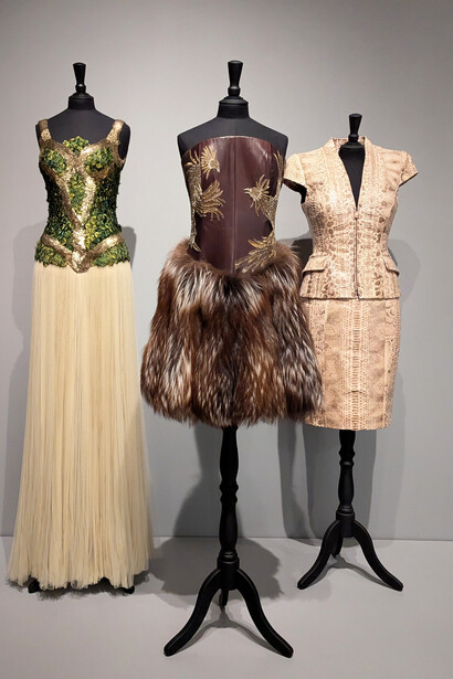 Sus desfiles estaban fuera de lo normal. McQueen tenía la idea de generar sensaciones en quienes asistían y de hacer de cada presentación algo memorable. Lo supo plasmar muy bien.  Lee Alexander McQueen creaciones