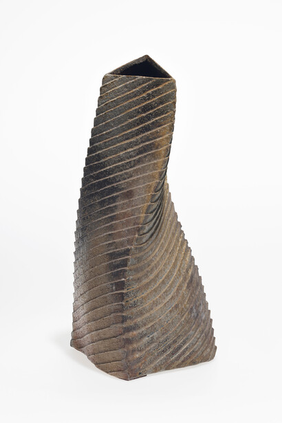 Matsuzaki Ken, Twisted vase with a triangular base, Japan, late 20th century. Courtesy of Museum Rietberg