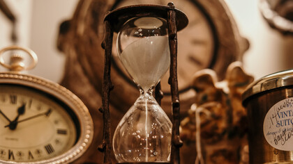 Relógio e ampulheta contam a história do tempo