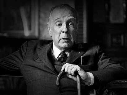Jorge Luis Borges fue un escritor, poeta, ensayista y traductor argentino, considerado una figura clave tanto para la literatura en habla hispana