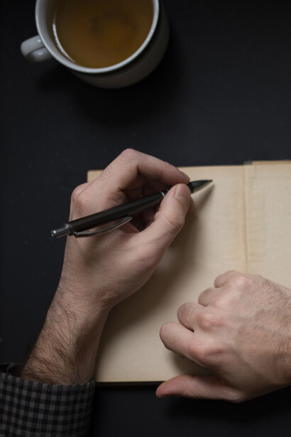 A veces, escribir no es más que un intento de regresar al cuerpo. A su dolor o a su deseo. Como si el lenguaje, de pronto, pudiera acariciar o punzar