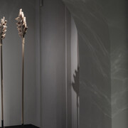 Le verre, au-delà de la matière. Les collections du Cirva, vue de l’exposition. Avec l’aimable autorisation du Musée Ariana