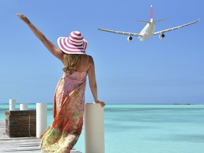 Despidiendo un avión junto al mar