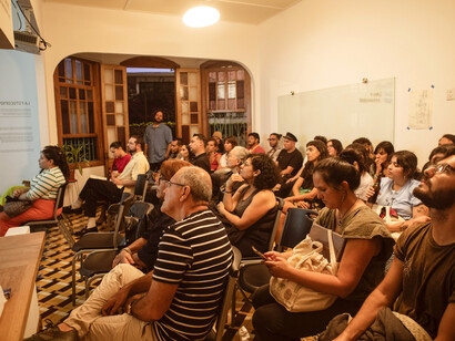 Un grupo de visitantes en la inauguración de la muestra "Territorios domésticos". Fotografía cortesía de Teorética