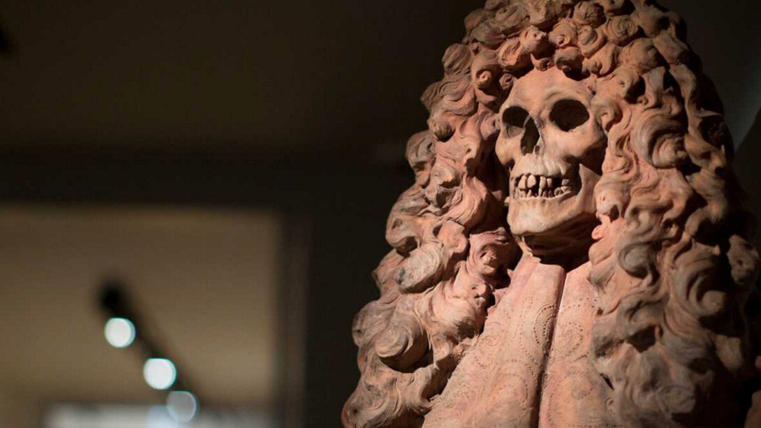 Anonymous, Vanitas wig in bust. Exhibition view at Colnaghi