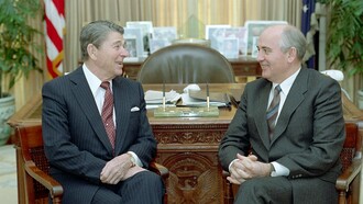 Il presidente Ronald Reagan parla con Mikhail Gorbaciov nello Studio Ovale durante il vertice di Washington, (9 dicembre 1987)