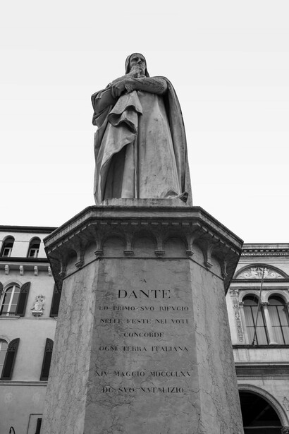Statua di Dante Alighieri, Piazza dei Signori, Verona, Italia