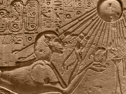 Akenatón, como esfinge oferente, ante el disco solar, símbolo de Atón