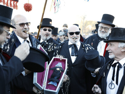 El Entierro de la Sardina es una festividad tradicional española que marca el final del Carnaval y el inicio de la Cuaresma, celebrada típicamente el miércoles de Ceniza. 2017, Carnaval de Madrid, España