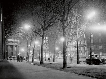 Raymond Cauchetier, Anotine et Colette, Parc Monceau, Paris, (Francois Truffaut), 1962. Copyright Raymond Cauchetier, courtesy James Hyman Gallery, London