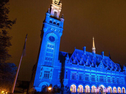 El Palacio de la Paz de La Haya se tiñó de azul con motivo del 70.º aniversario de las Naciones Unidas, Países Bajos