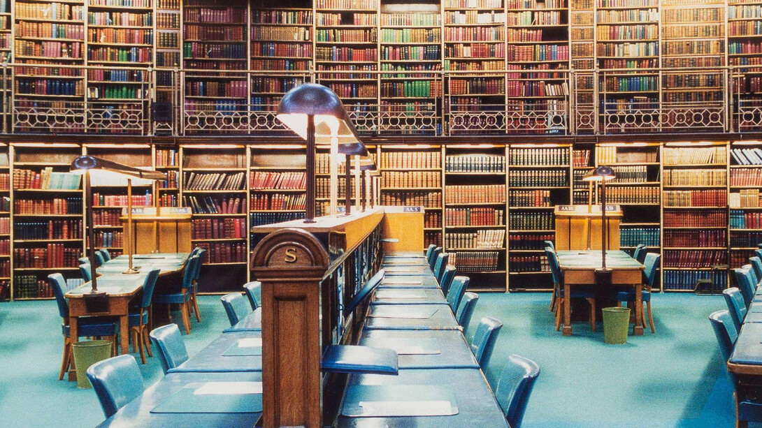 Sala de lectura en la British Library, Londres: al igual que en expresión verbal y escrita hay un estilo elevado y, digamos, un estilo vulgar o mediocre, también en el comportamiento social