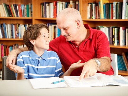 Un padre ayuda a su hijo a aprender a leer
