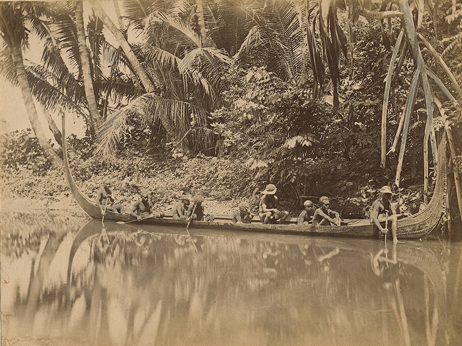 Pirogue de guerre à la chasse aux têtes dans un fleuve de Bambitani, Comte Rodolphe Festetics de Tolna (1865-1943),
Photographie prise sur l’Île de Choiseul, 1895 © musée du quai Branly