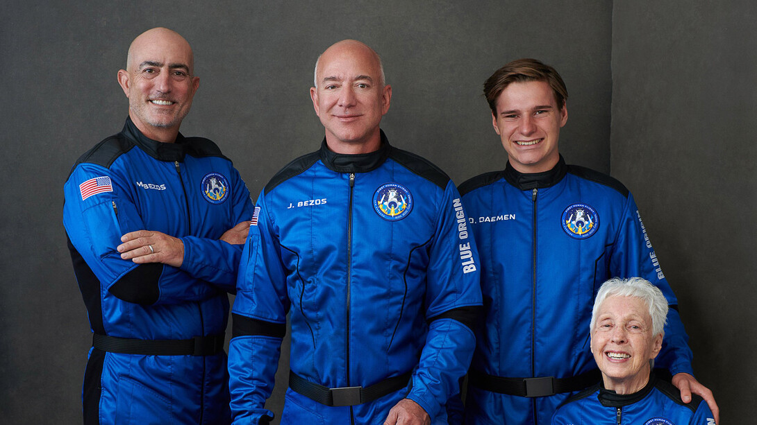 Tras el aterrizaje de su vuelo espacial, el magnate Jeff Bezos declaró: «Quiero agradecer a todos los empleados y clientes de Amazon porque habéis pagado todo esto».