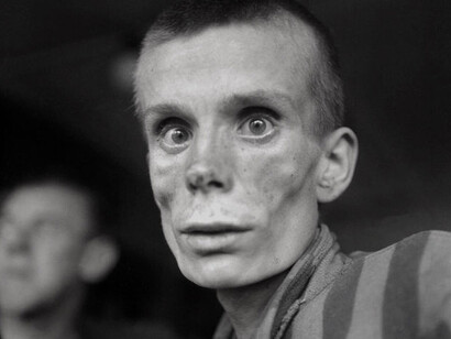 Un prisionero liberado de un campo de concentración en 1945