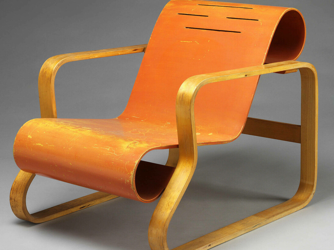 Paimio Armchair, designed by Alvar Aalto, manufactured by Huonekalu-ja Rakennustyötehdas Oy, 1930, Finland. Museum no. W.41-1987. © Victoria and Albert Museum, London