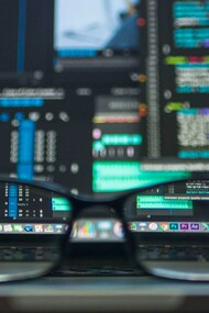 Le interruzioni che hanno colpito ChatGPT e Claude il 2 giugno 2026 hanno mostrato una realtà spesso trascurata: l'intelligenza artificiale non vive nel cloud astratto delle nostre immaginazioni, ma dipende da infrastrutture materiali estremamente fragili e costose