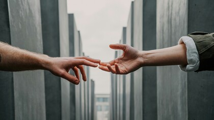 Calvino vede la vita come un alternarsi tra sfida e resa al labirinto, dove l'importante non è superarlo, ma affrontarlo con lucidità e inventiva