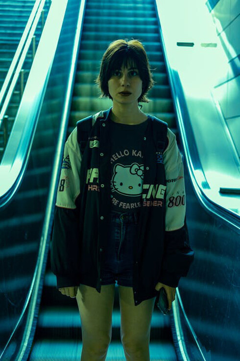 Vestida con una divertida camiseta de Hello Kitty, aporta un toque de encanto kawaii a su trayecto diario, encarnando el atractivo atemporal del personaje.