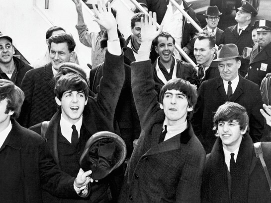 Nella metà degli anni Sessanta i Beatles scoprirono la Costa Smeralda, luogo di mare cristallino e mondanità in crescita
