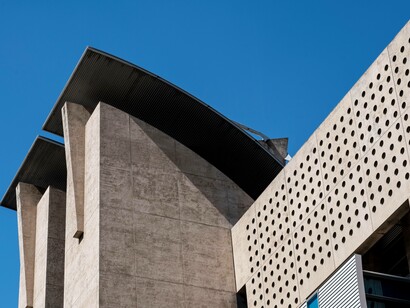 Un primo piano dell'architettura in stile brutalista, caratterizzata da forme geometriche e dall'uso di cemento a vista