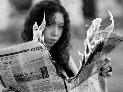 Jornal em chamas. A fragilidade de instituições judiciais em parte da região — marcada por impunidade, perseguições políticas e captura do Estado — torna a Lei Magnitsky uma ferramenta relevante para pressionar regimes e elites que operam à margem das normas democráticas internacionais. 
