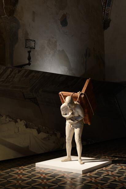 Adrian Paci. Home to go, 2012, polvere di marmo e resina, corda, tegole, legno, 165 x 90 x 120 cm. Veduta Pellegrinaio, Santa Maria della Scala, Siena. Courtesy AGIVERONA Collection, Galleria Kaufmann Repetto, Milano - 
Ph. Michele Alberto Sereni
