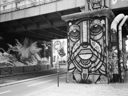 Ponte sob avenida com grafites urbanos no centro de São Paulo, Brasil